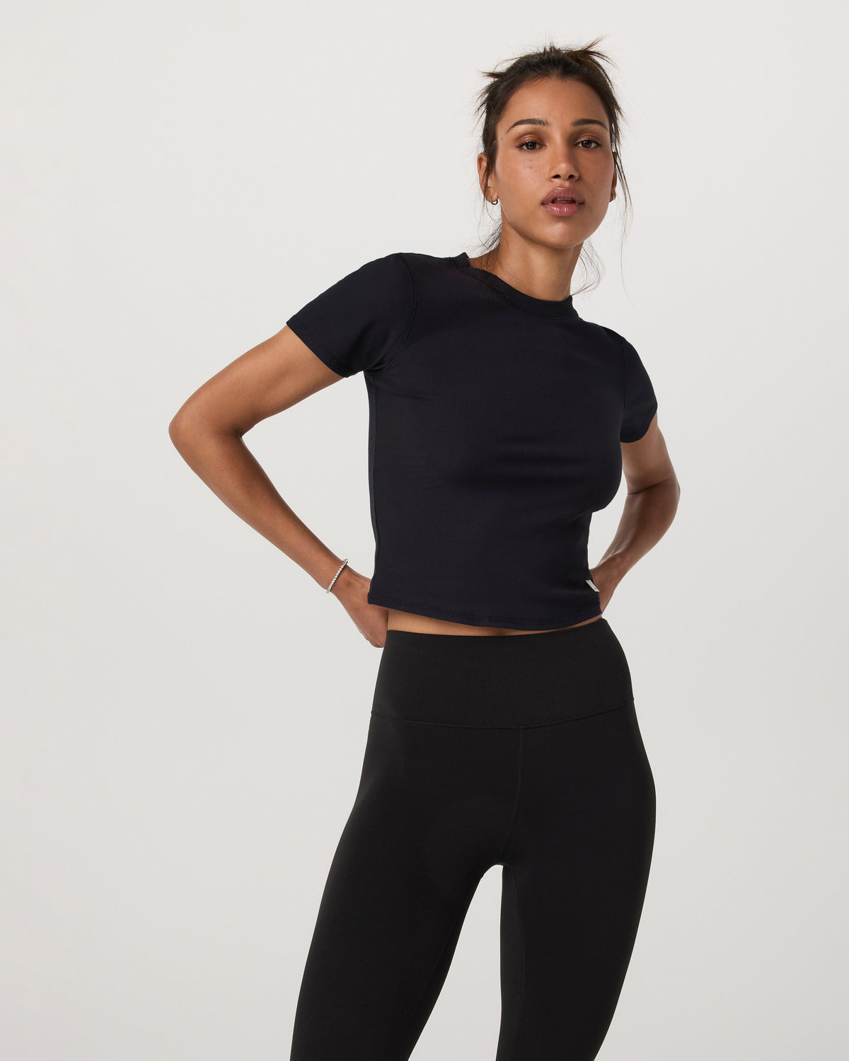 Pose Fitted Tee Women's Black Fitted Shirt | Vuori shop