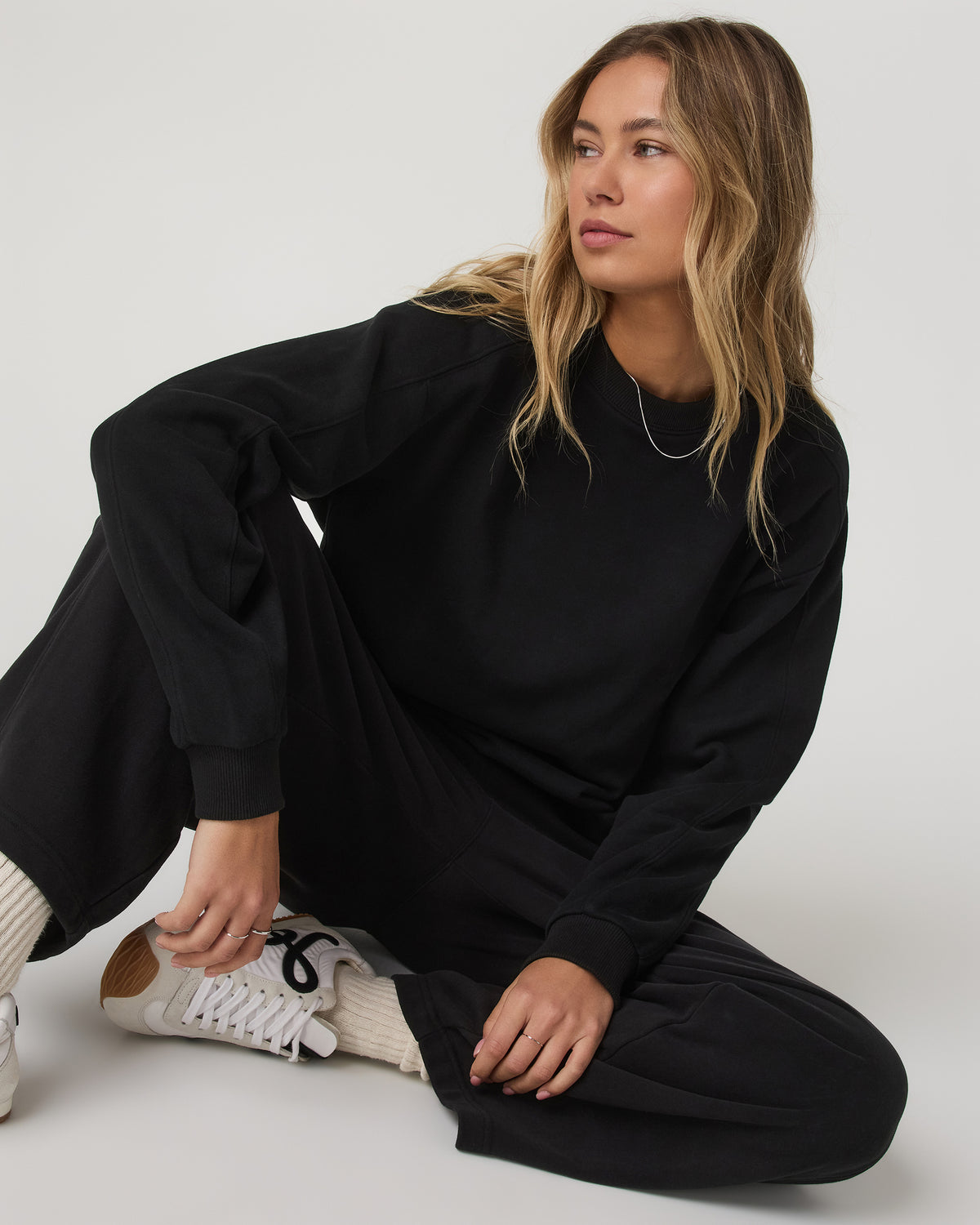 Sedona Seams Crew Women's Black Fleece Sweatshirt | Vuori outlet