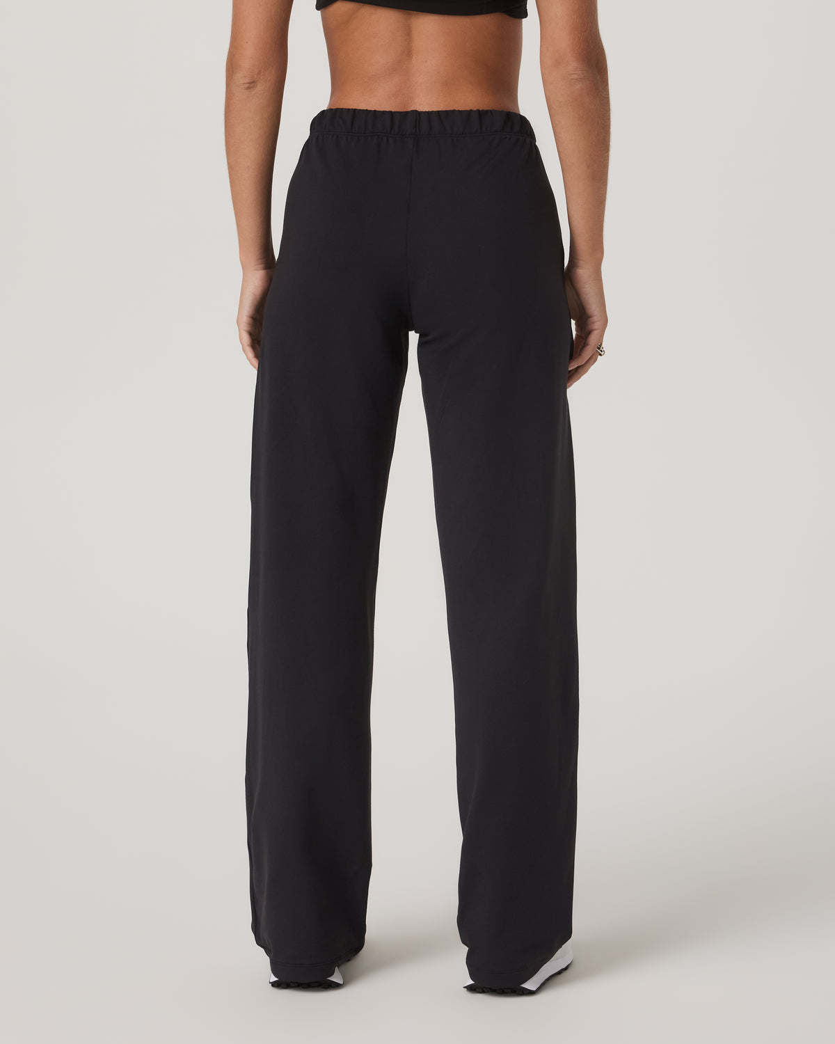Women's Halo Modern Strght Leg Pant - Short Solid Black | Vuori online