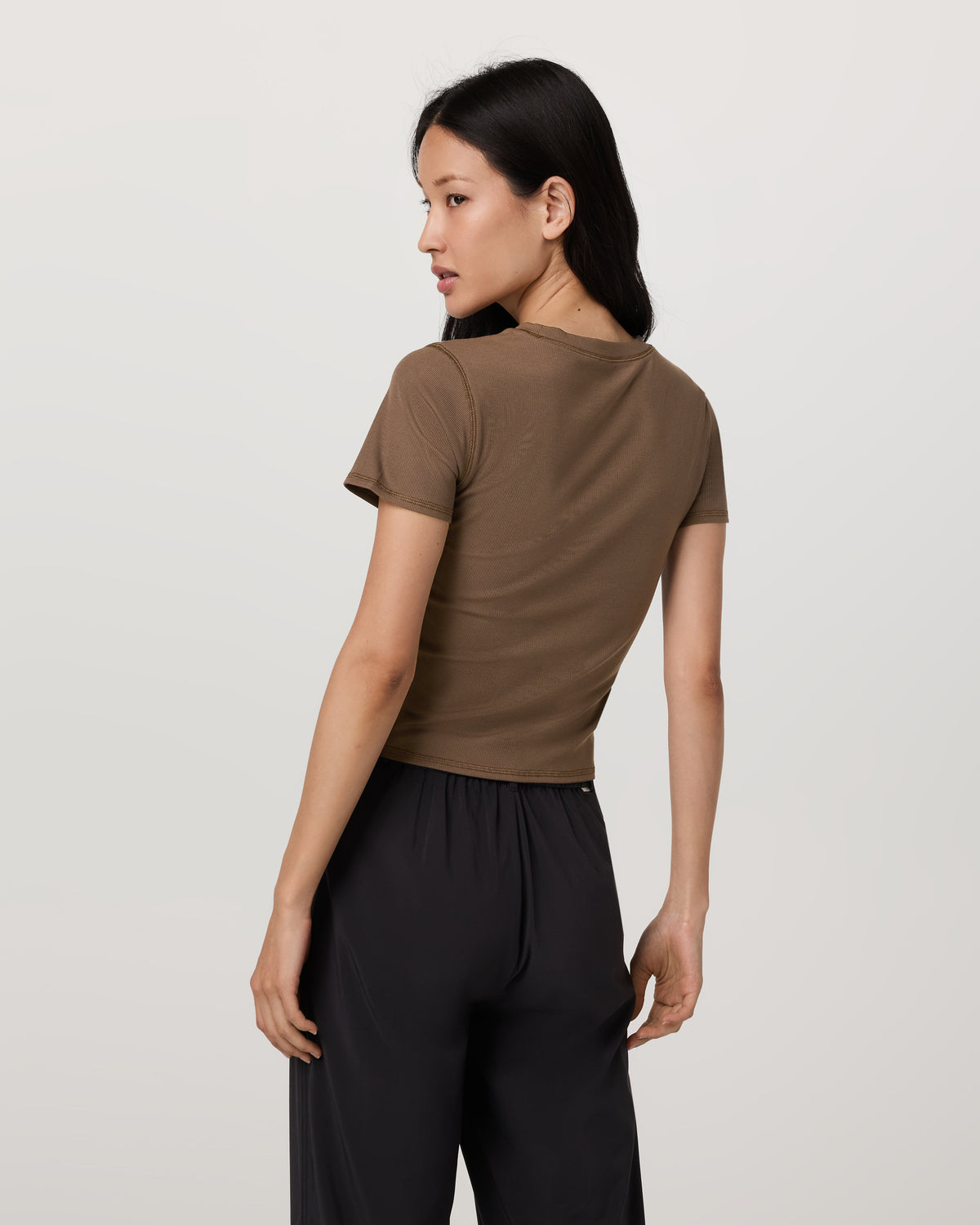 Pose Fitted Tee Women's Espresso T-Shirt | Vuori shop