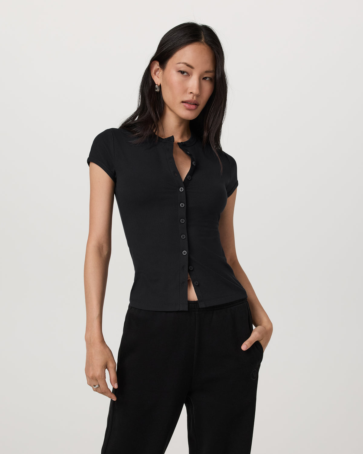 Short Sleeve Pose Button Up Women's Black Crewneck| Vuori | Vuori shop