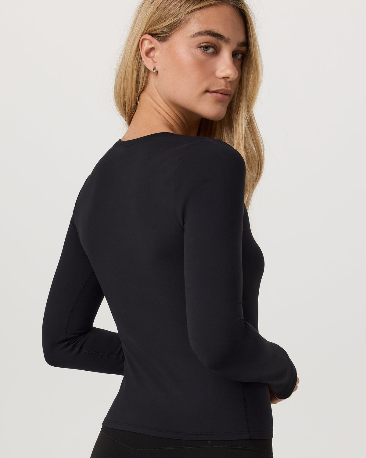 Women's Long Sleeve Halo Essential Scoop Solid Black | Vuori outlet