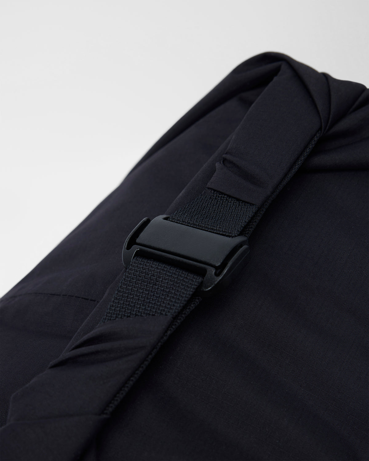 Packable Travel Bag Lightweight Black Roll Top Bag | Vuori online