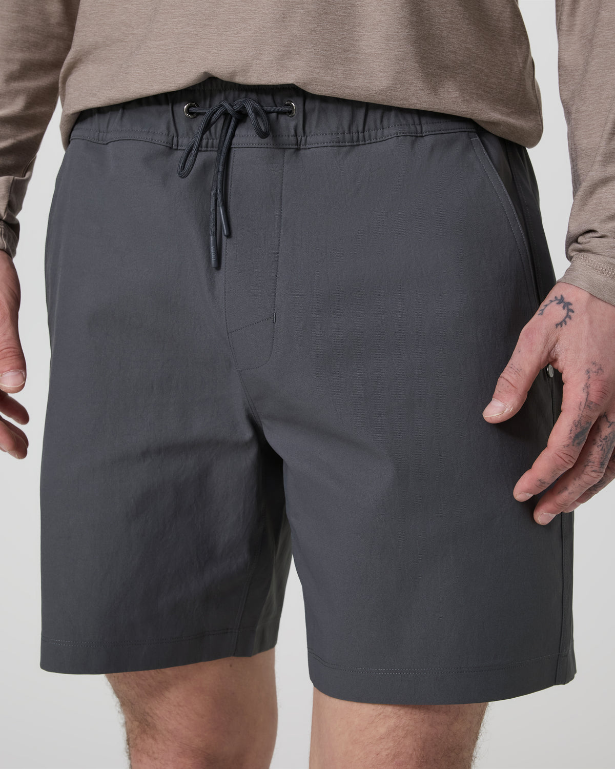 Cascade Crinkle Elastic Waist Short Classic Fit 8" Charcoal | Vuori sale