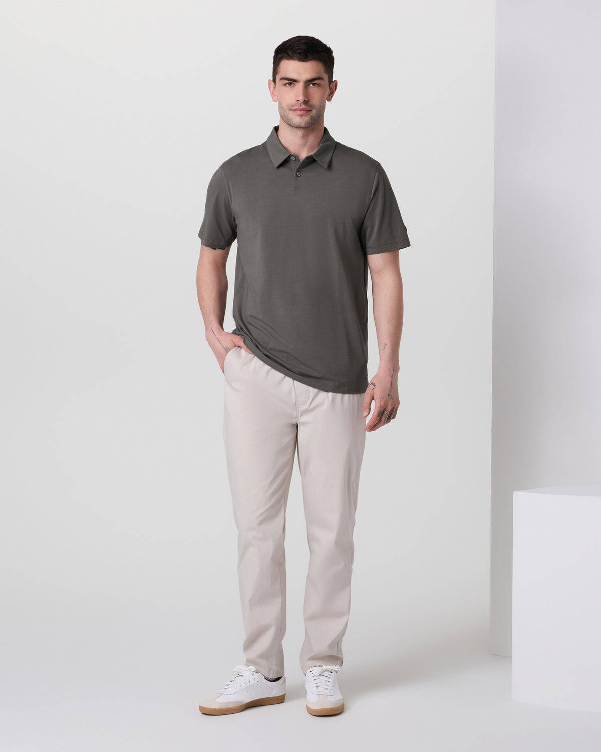 Short Sleeve Feather Polo Warm Grey | Vuori online