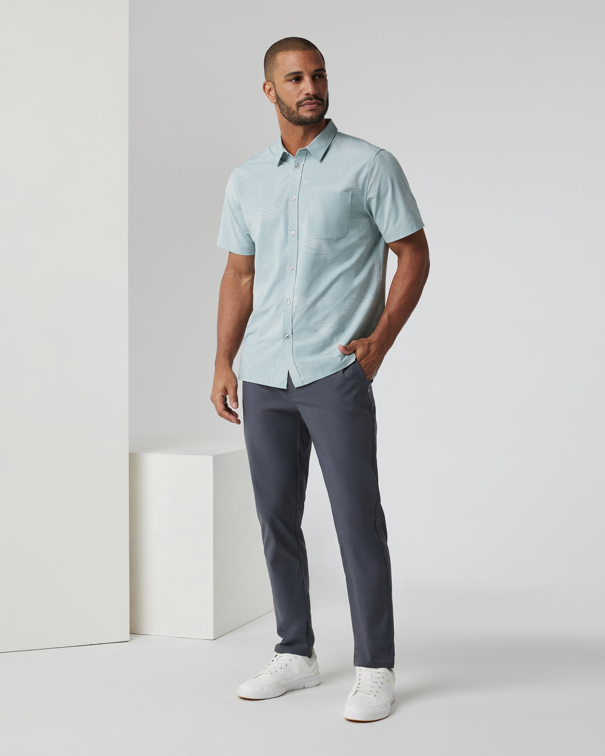 Short-Sleeve Bridge Button Down Chalk Blue Falling Fronds | Vuori online